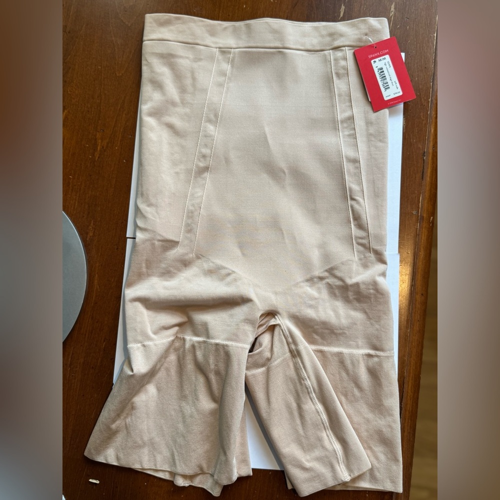 New with tags Spanx Sculpt High-Waisted Mid-Thigh Short, Medium, Soft Nude